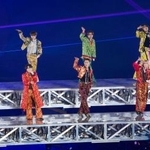 　ライブでパフォーマンスをする「Ｓｎｏｗ　Ｍａｎ」のメンバー＝東京都文京区の東京ドーム