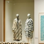 　ベルベットに刺しゅうを施したテキスタイル「ｖｏｉｘ」のコート（左）と、ジャカード織り「ｌｉｆｅ　ｐｕｚｚｌｅ」のコート（撮影：Ｍａｎａｍｉ　Ｔａｋａｈａｓｈｉ）（提供写真）