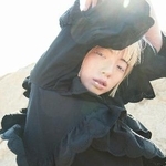 　ミナ　ペルホネンを代表するモチーフ「ｔａｍｂｏｕｒｉｎｅ」を施した衣服をまとうダンサーのアオイヤマダさん（ｐｈｏｔｏ：Ｋｅｉｔａ　Ｇｏｔｏ／ｍｏｄｅｌ：Ａｏｉ　Ｙａｍａｄａ）（提供写真）