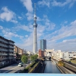 　北十間川にかかる歩道橋から見た東京スカイツリー＝東京都墨田区