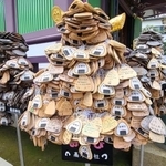 　高木神社に奉納されたおむすびの形の絵馬＝東京都墨田区