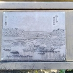 　法性寺近くの橋に取り付けられたプレート。往年の柳島の景色が描かれている＝東京都墨田区