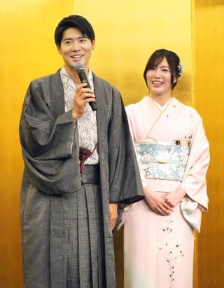 　記者会見に登場した松井珠理奈（右）と辻本達規＝２０２６年１月７日、東京都渋谷区