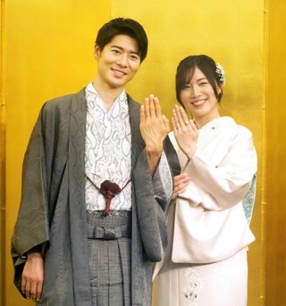 　結婚指輪を見せる松井珠理奈（右）と辻本達規＝２０２６年１月７日、東京都渋谷区