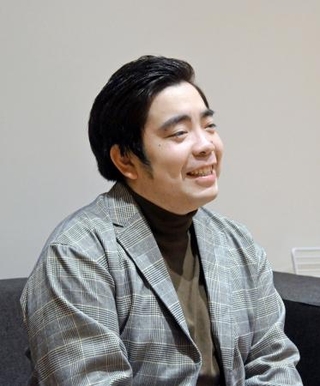 　曲のヒット祈願として「サプライズで滝行に連れて行かれました」と話す徳永ゆうき＝東京都渋谷区