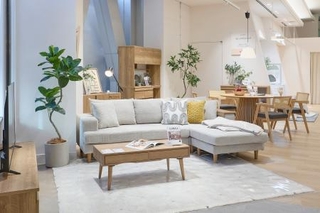 　渋谷の宮益坂にオープンしている「ＬＯＷＹＡ」店舗内に置かれたＬ字ソファ（提供写真）