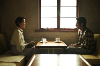 　短編映画「カラノウツワ」の一場面（（Ｃ）２０２５　ＭＩＲＲＯＲＬＩＡＲ　ＦＩＬＭＳ　ＰＲＯＪＥＣＴ）