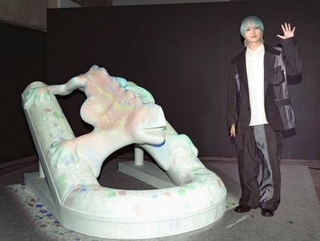 　内覧会に登場した伊野尾慧＝東京都品川区