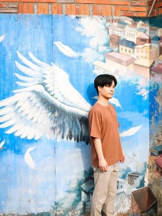 　韓国・釜山の甘川文化村での市川男寅（筆者提供）