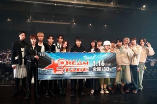 「ＤＲＥＡＭ　ＳＴＡＧＥ」に出演する中村倫也（中央）ら＝１４日、東京都江東区