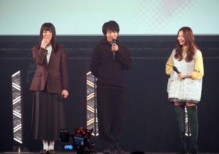 　制作発表会見で話す主演の中村倫也（中央）＝東京都江東区