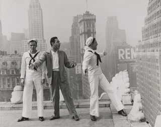 　「踊る大紐育」（１９４９年）撮影中の（左から）フランク・シナトラ、スタンリー・ドーネン監督、ジーン・ケリー（映画芸術科学アカデミー　マーガレット・ヘリック図書館所蔵／Ｉｍａｇｅ　ｃｏｕｒｔｅｓｙ　ｏｆ　Ｍａｒｇａｒｅｔ　Ｈｅｒｒｉｃｋ　Ｌｉｂｒａｒｙ，Ａｃａｄｅｍｙ　ｏｆ　Ｍｏｔｉｏｎ　Ｐｉｃｔｕｒｅ　Ａｒｔｓ　ａｎｄ　Ｓｃｉｅｎｃｅｓ）（提供写真）