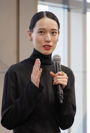 　制作発表会見で話す戸田恵梨香＝東京都港区