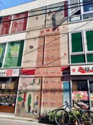 　ビルの外壁に描かれた凌雲閣＝東京都台東区