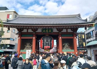 　にぎわう浅草寺の雷門＝東京都台東区