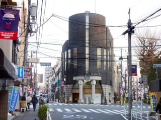　鳩森八幡神社前の交差点付近＝東京都渋谷区