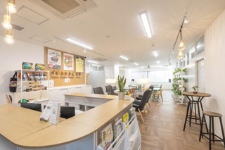 　東京レインボープライドが開設した「Ｑｕｅｅｒ　Ｓｐａｃｅ　Ｔｏｋｙｏ」の施設内＝東京・南青山（提供写真）