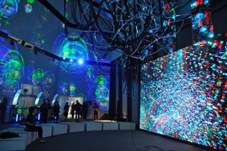 　作品の数々の場面を使ったプロジェクションマッピング＝東京都港区