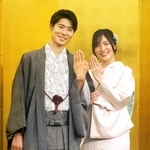 　結婚指輪を見せる松井珠理奈（右）と辻本達規＝２０２６年１月７日、東京都渋谷区