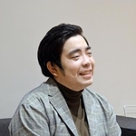 　曲のヒット祈願として「サプライズで滝行に連れて行かれました」と話す徳永ゆうき＝東京都渋谷区