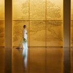 　水墨画と組子細工によるアート「光風庭伝」を壁面に施した八芳園の新たなメインロビー＝東京・白金台（提供写真）