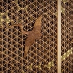 　八芳園メインロビー壁面を飾る福岡県大川市の組子細工。夫婦鶴の彫刻をあしらった（提供写真）