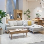 　渋谷の宮益坂にオープンしている「ＬＯＷＹＡ」店舗内に置かれたＬ字ソファ（提供写真）