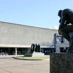 　国立西洋美術館の前庭にはロダン「考える人（拡大作）」（右手前）がある＝東京都台東区