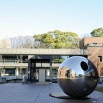　東京都美術館で展示されている井上武吉の野外彫刻「ｍｙ　ｓｋｙ　ｈｏｌｅ　８５-２　光と影」（右手前）＝東京都台東区