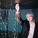 　ポリフニキュラー模型に触れる伊野尾慧＝東京都品川区