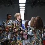 　ヘラルボニーとのコラボレーションによる「アンリアレイジ」の２０２６年春夏コレクション。鮮やかな色彩のジャカード織りのコート（提供写真）