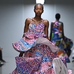 　ヘラルボニーとのコラボレーションによる「アンリアレイジ」２０２６年春夏コレクション（提供写真）