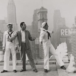 　「踊る大紐育」（１９４９年）撮影中の（左から）フランク・シナトラ、スタンリー・ドーネン監督、ジーン・ケリー（映画芸術科学アカデミー　マーガレット・ヘリック図書館所蔵／Ｉｍａｇｅ　ｃｏｕｒｔｅｓｙ　ｏｆ　Ｍａｒｇａｒｅｔ　Ｈｅｒｒｉｃｋ　Ｌｉｂｒａｒｙ，Ａｃａｄｅｍｙ　ｏｆ　Ｍｏｔｉｏｎ　Ｐｉｃｔｕｒｅ　Ａｒｔｓ　ａｎｄ　Ｓｃｉｅｎｃｅｓ）（提供写真）