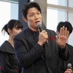 　制作発表会見で話す主演の鈴木亮平＝東京都港区