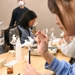 　あめ細工体験。出来上がったウサギに絵を付ける＝東京都台東区