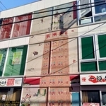 　ビルの外壁に描かれた凌雲閣＝東京都台東区