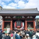 　にぎわう浅草寺の雷門＝東京都台東区