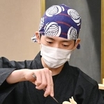 　はさみを使ってウサギを作るあめ細工職人＝東京都台東区