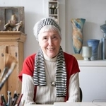 　ストックホルムの自宅にあるアトリエでくつろぐリサ・ラーソンさん（（Ｃ）ＬＩＳＡ　ＬＡＲＳＯＮ　（Ｃ）ＴＯＮＫＡＣＨＩ）（提供写真）