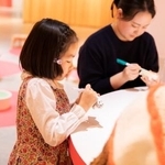 　リサ猫に絵付けをするワークショップの参加者たち（ＰＬＡＹ！提供、撮影：植村一子）（提供写真）