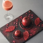 　フランスのパティシエ、セバスチャン・ブイエさんによるバニラムース「Ｐｏｍｍｅ　ｒｏｕｇｅ（ポム　ルージュ）」（提供写真）