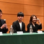 　記者会見で笑顔を見せる（左から）エリック・ルー、ケヴィン・チェン、ワン・ズートン、桑原志織＝２０２６年１月、東京都目黒区のポーランド大使館