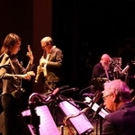 　挾間美帆（左）とＤＲＢＢ（（Ｃ）　Ｎｉｃｏｌａｓ　Ｋｏｃｈ　Ｆｕｔｔｒｕｐ）