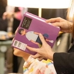 　「Ｑｕｅｅｒ　Ｓｐａｃｅ　Ｔｏｋｙｏ」で、さまざまな性のありかたを学べる書籍「ＬＧＢＴだけじゃない！わたしの性」を手にする来場者＝東京・南青山（提供写真）