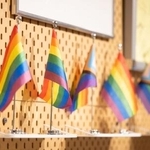 　パレード「Ｔｏｋｙｏ　Ｐｒｉｄｅ」の象徴でもあるレインボーの旗が施設内を飾る＝東京・南青山（提供写真）