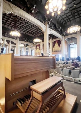 　築地本願寺本堂のパイプオルガン＝東京都中央区