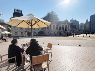 　境内にカフェがある築地本願寺＝東京都中央区