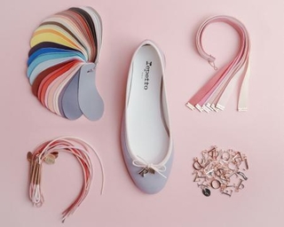 　フランスのブランド「レペット」のシューズ（中央）と製作に使うマテリアル（提供写真）