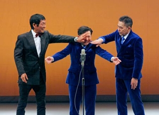 　漫才を披露する（左から）明石家さんま、田中裕二、太田光＝東京都内