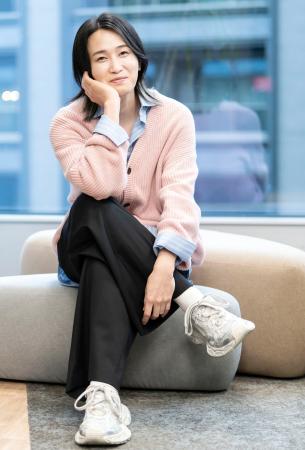 　ポーズをとるカルマ